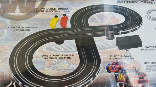 NASCAR Motorworks Super Speedway Jeff Gordon/Ricky Craven Race Track SEALED NEW - Picture 4 of 4
