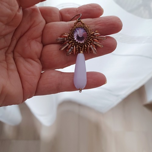 orecchini pendenti goccia pietra calcedonio lavanda perline rosa e cristallo - Imagen 8 de 10