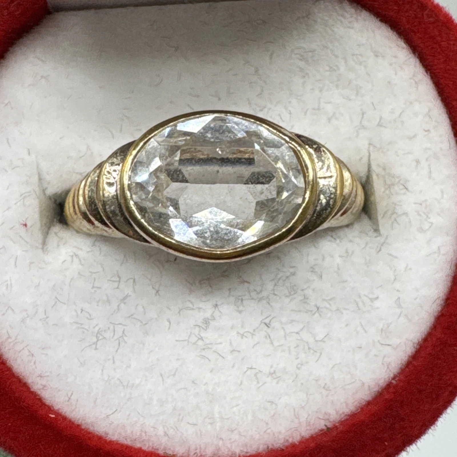 Bague vintage fantaisie avec pierre blanche. Taille 54.
