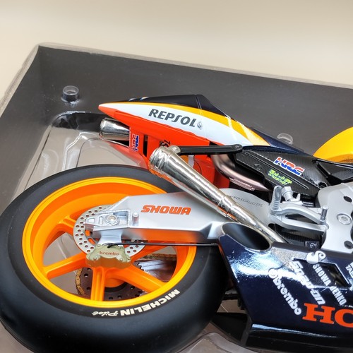 MINICHAMPS 1/6 RC211V Repsol Honda Team MotoGP 2003 Valentino Rossi 062037146 - Foto 15 di 23