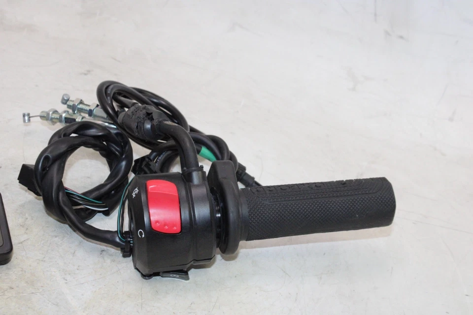 Suzuki SV650 2020 OEM clip derecho en mango interruptor de arranque apagado con empuñaduras térmicas Foto 2 de 4