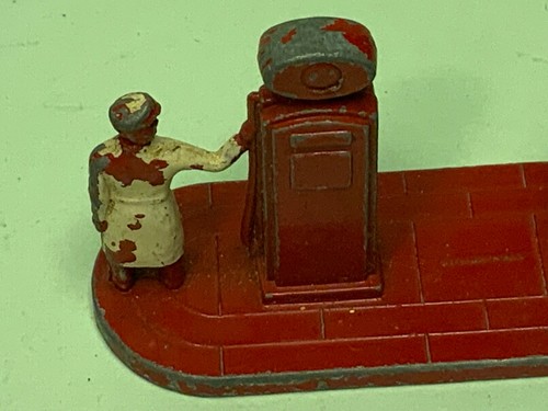 Matchbox Lesney Esso Gas Station Pump & Attendant Man some Paint Loss red - Picture 14 of 14