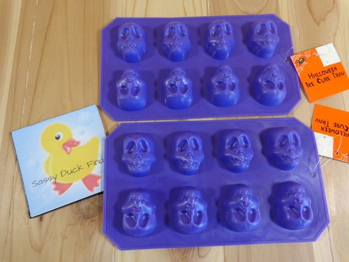 Halloween EISWÜRFELSCHALEN FORMEN 2er Set TOTENKÖPFE lila Kunststoff ergibt jeweils 8 Würfel - Bild 1 von 2