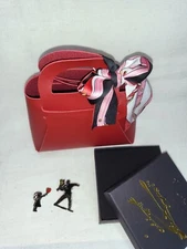 Banksy Rage Flower Thrower Pins, Graffiti Wall Art Brooches Badges, funny Gift