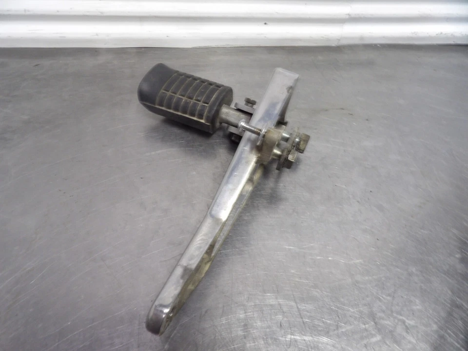 99 Moto Guzzi California EV V11 后乘客左脚休息挂钩带支架 — 第 3/4 张图片