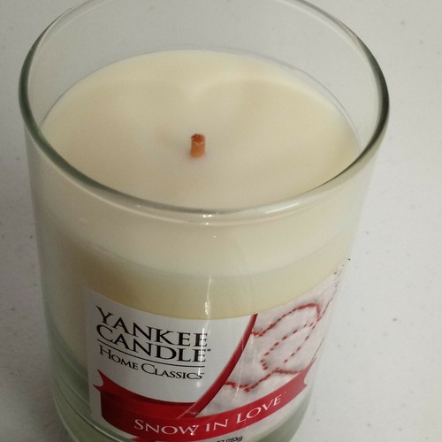 Yankee Candle Home Classics Retired "SNOW IN LOVE"~Valentines Day~ Hearts 10 oz - Picture 4 of 5