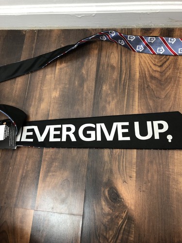 Magnetie mens necktie that is reversible-blue,red,white/" never give up" NWT Z2 - Picture 4 of 6