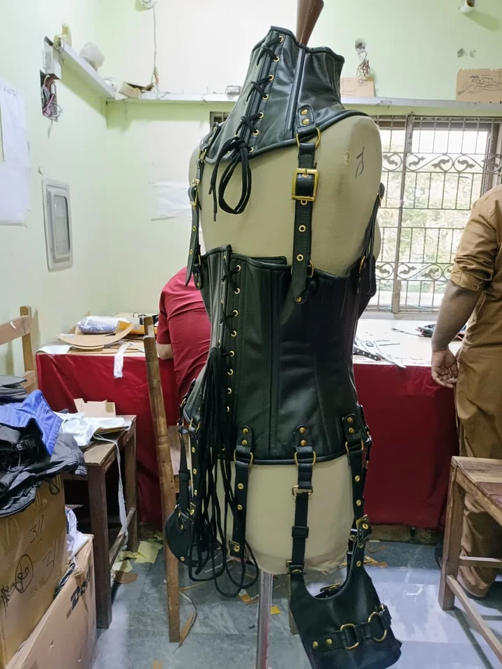 🧷 Corsé de cuero hecho a mano premium - Ropa de bondage ajustable y segura para mujer Foto 2 de 4