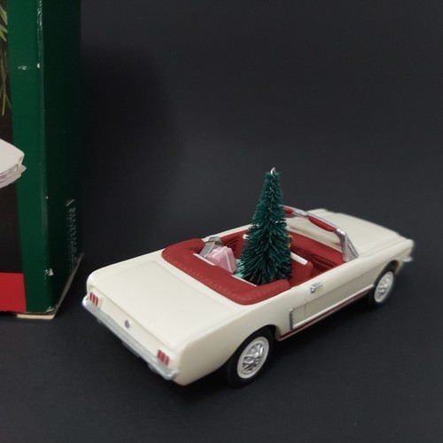 Hallmark 1992 Classic American Cars: 1966 Mustang Ornament #2 in Serie - Bild 5 von 11