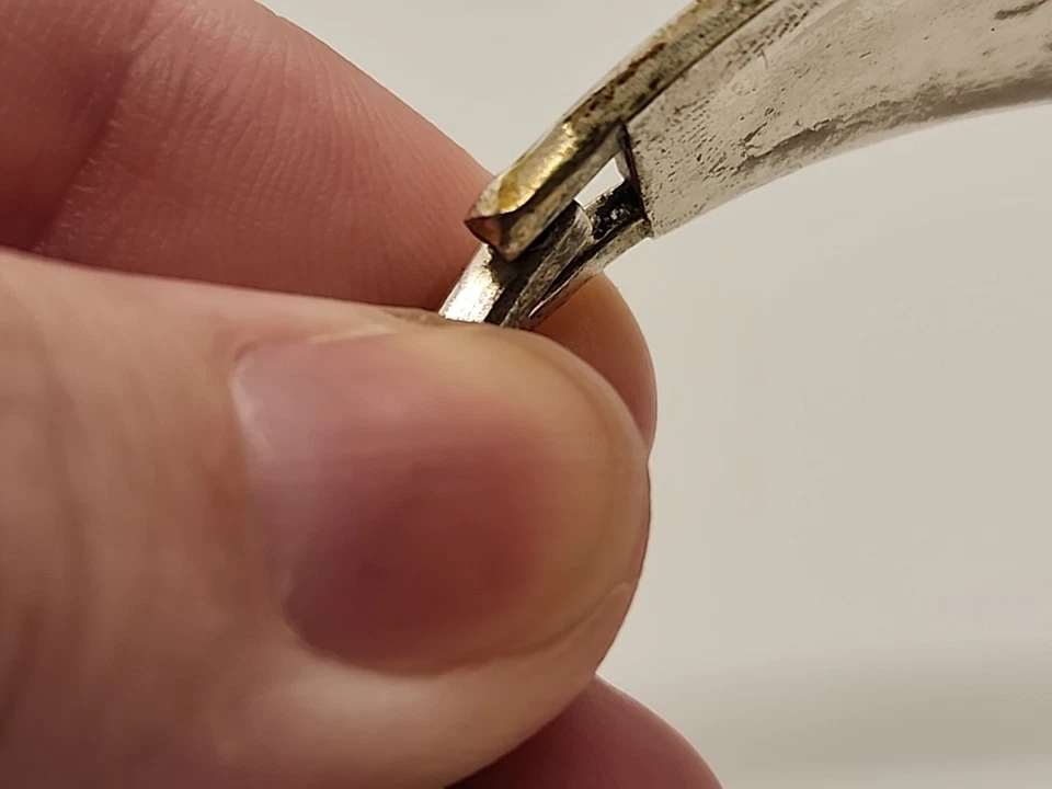 Brazalete con bisagras esmalte púrpura con incrustaciones de abulón en plata mexicana de alpaca Foto 4 de 4