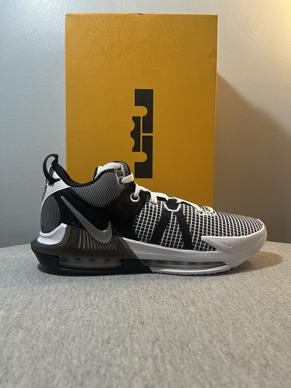 Nike Lebron Witness VII White Metallic Silver Black Men Size 12 DM1123-100
