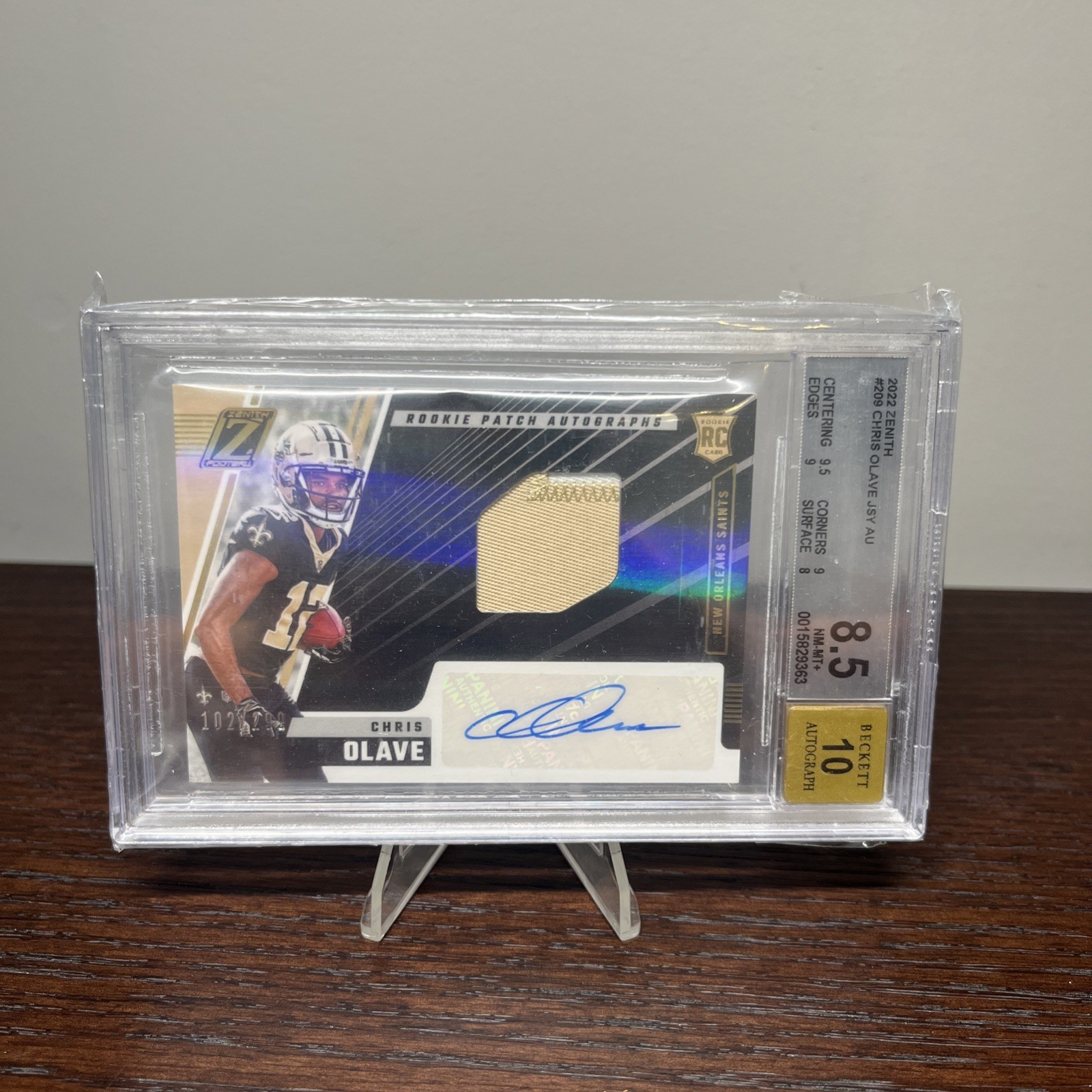 2022 Zenith NFL Chris Olave Rookie Patch Auto (RPA) /299🔥 Saints (AU,RC)