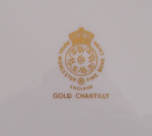 VTG. Royal Worcester, Gold Chantilly, Discontinued Dinner Plates (8) - Picture 3 of 3