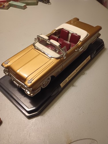 ROAD SIGNATURE 1958 PONTIAC BONNEVILLE CONVERTIBLE LIMITED LEATHER SERIES1:18 - Picture 2 of 21