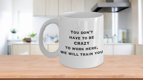 Du musst nicht verrückt sein, hier zu arbeiten, wir trainieren dich lustig Büro Kaffee C - Bild 1 von 3