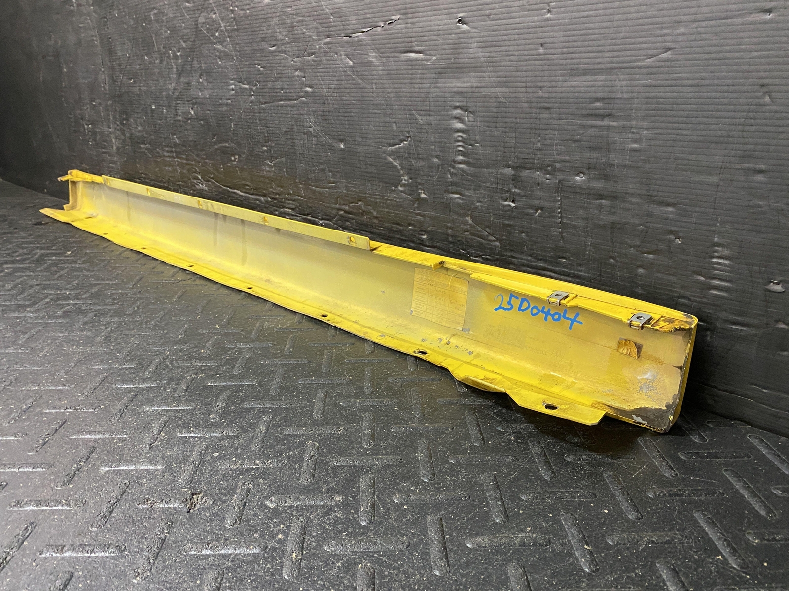 02-06 MASERATI SPYDER DRIVER LEFT ROCKER PANEL TRIM SIDE SKIRT MOULDING YELLOW
