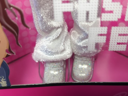 Barbie Nikki African American Doll Fashion Fever Winter L3327 - Picture 3 of 9