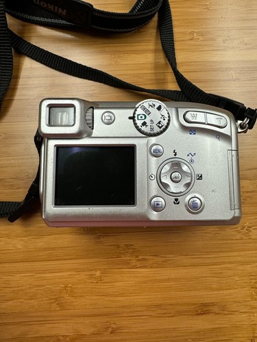 Nikon COOLPIX 4800 4.0MP Digital Camera - Silver - Includes 3 batteries + case - Picture 4 of 4