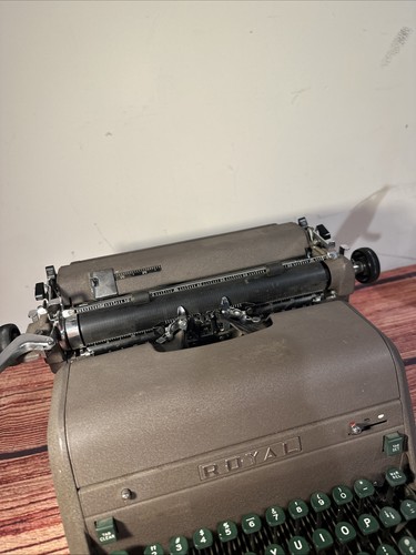 Vtg Royal HH Standard Manual Typewriter ( Tested ) Works Fine Clean - Picture 8 of 16