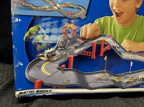 NON APERTO - Vintage Hot Wheels Ultimate Police Chase Set #89858 - Foto 2 di 8