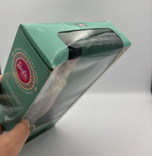 Muñeca Barbie visita el Taj Mahal 2019 colores de la India serie nueva (caja dañada) - Imagen 4 de 4
