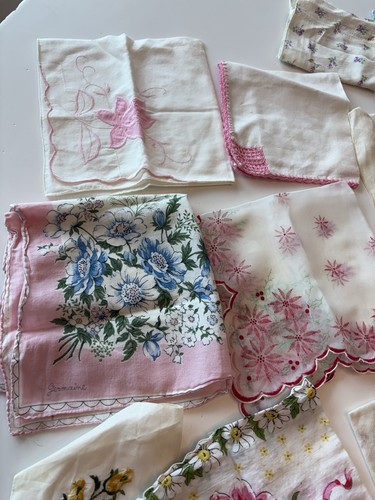 Vintage Hankies Estate Lot Of 30 Nice Variety - Bild 2 von 16