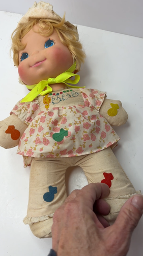 Bambola Mattel Love Notes 1974 13" funzionante (spremere mani e piedi) vestito rosa floreale - Video 1 di 1