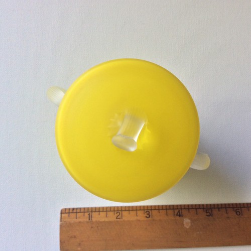 Skurrile mundgeblasene Kunstglas gelbe Schüssel mit Deckel Standfuß 5,5" hoch  - Bild 6 von 12