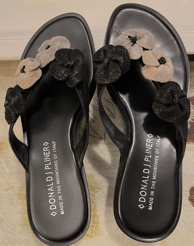 Sandalias de cuña florales para mujer Donald J Pliner ""Calido"" de 6M negras, plateadas y doradas - Imagen 5 de 6