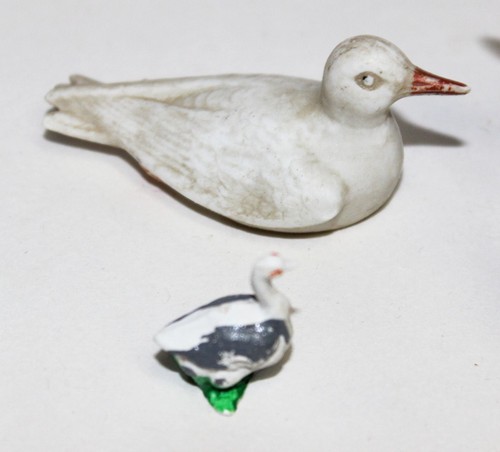 Lote De Colección de Pequeños Animales Madera Hiena Plástico Pato Cordero Porcelana Bisque Pájaro - Imagen 2 de 5