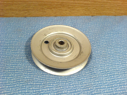 SNAPPER LAWN TRACTOR MOWER DECK IDLER PULLEY. 7029624 NOS OEM PART J-48