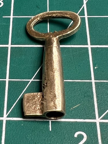 Single solid brass cabinet / drawer key - Picture 3 of 3