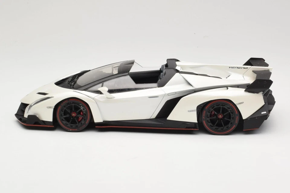 C09502W Lamborghini Veneno Roadster Blanco con Línea Roja Kyosho 1/18 Foto 3 de 4