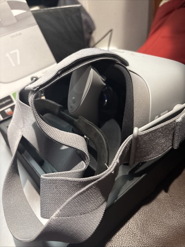 Oculus Go Virtual Reality Headset with Controller And Original Box - Picture 2 of 7