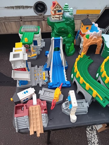 90-teiliges Fisher Price Geotrax Zugset Steuerungen, Gleise, Gebäude - Bild 4 von 13