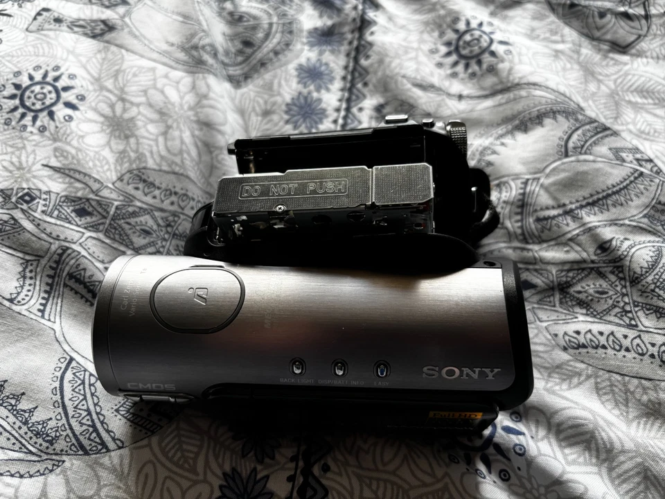SONY HDR-HC3 Handycam High Definition Camcorder miniDV, HDV, For parts - Image 3 of 3