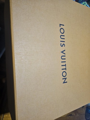 Louis Vuitton By The Po ol Neonoe Brand New Condition With Box - Picture 7 of 14