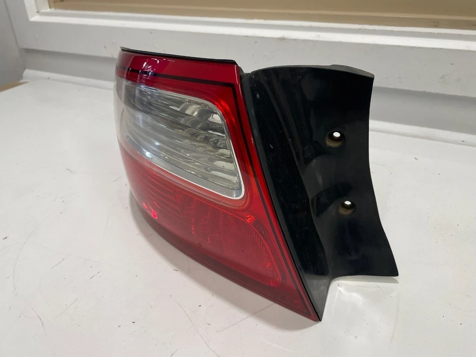 Holden 2000 VX Clubsport Tail Light LHR 92076479 - image 2 of 4
