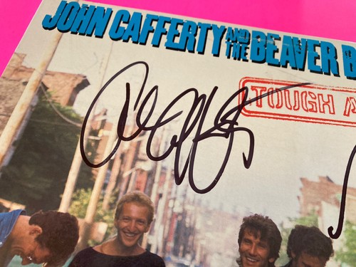 JOHN CAFFERTY TUNES CASTORO MARRONE x2 FIRMATO RESISTENTE ALL OVER VINILE LP *PROVA* - Foto 6 di 8