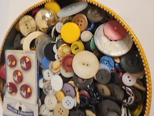 Vintage Button Collection Lot in a Vintage Decorative Tin 3 Pounds - Picture 5 of 10