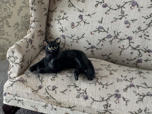 Puppenhaus schwarze Katze liegend - Bild 1 von 6
