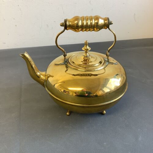 Cafetera tetera vintage redonda de latón de 4 patas con mango