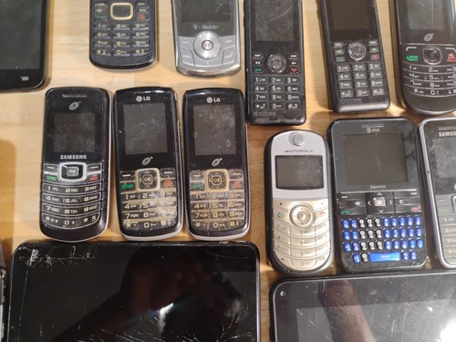 Lot téléphone portable ancien vintage pièces d'occasion réparation ferraille 16 téléphones et 3 tablettes. - Photo 5 sur 24