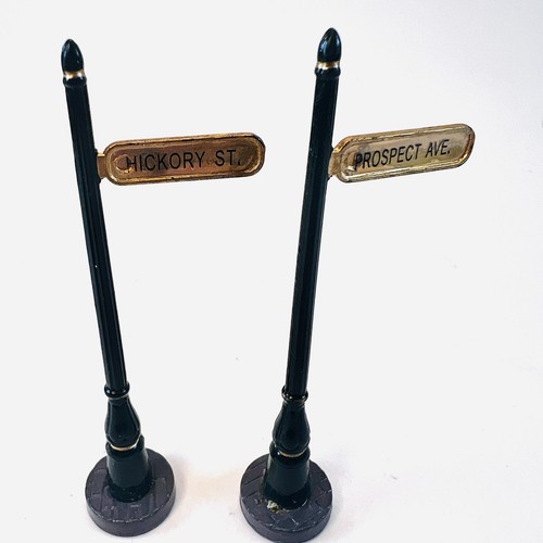 Accesorio para estatuilla de pueblo de Navidad Lemax - 2 x letreros de calle de metal 34893. 4” de alto - Imagen 1 de 9