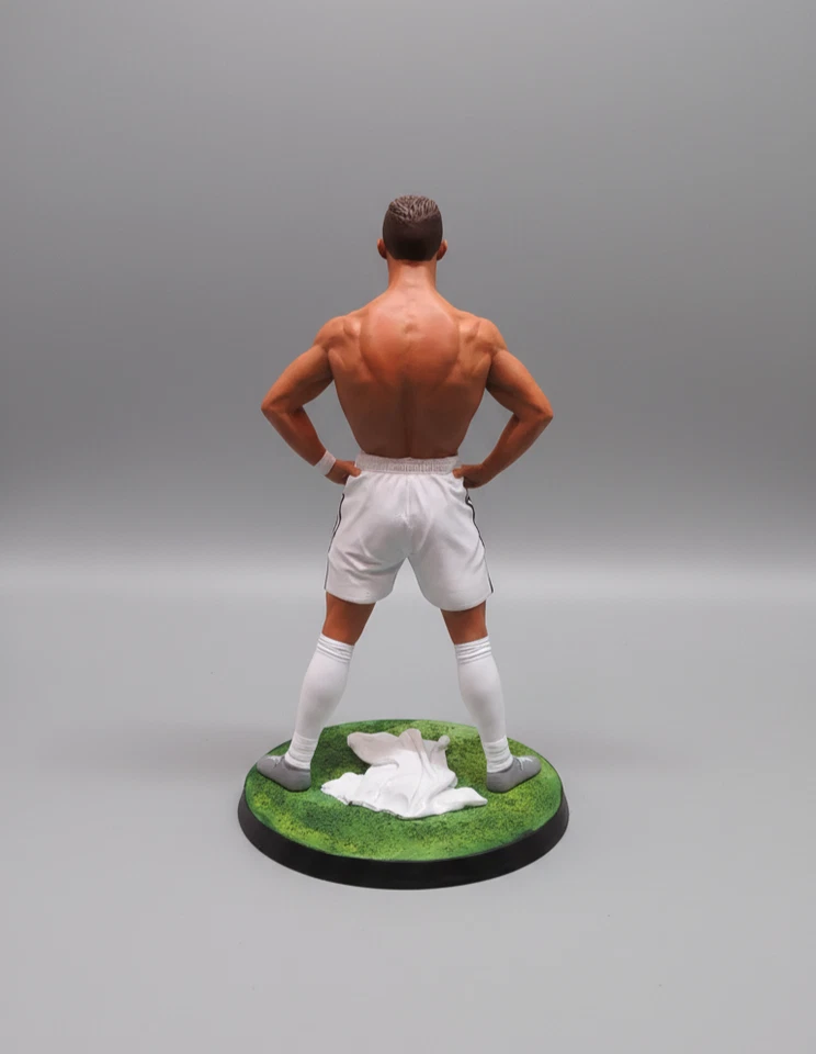 Figura de Cristiano Ronaldo – Hecha a Mano - Equipaciones Real Madrid y Portugal - Imagen 3 de 4