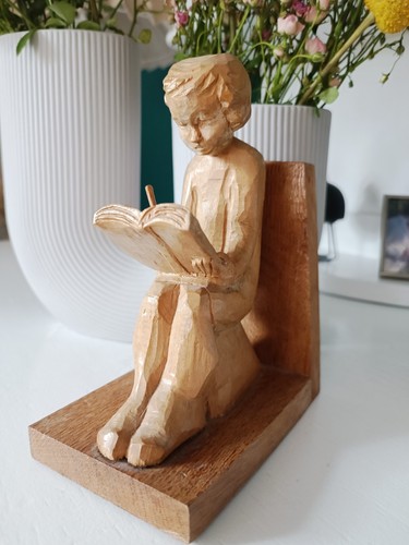 Buchstütze Vertiefter Leser aus Holz geschnitzt signiert Junge mit Buch - Bild 4 von 7