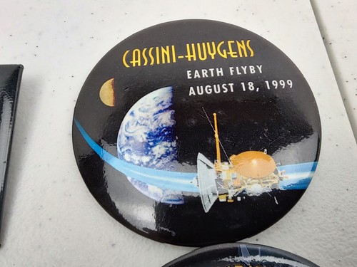 Lot Of Eight Cassino-Hughes NASA Space Mission Pin Back Button Tin Badges  - Picture 3 of 10