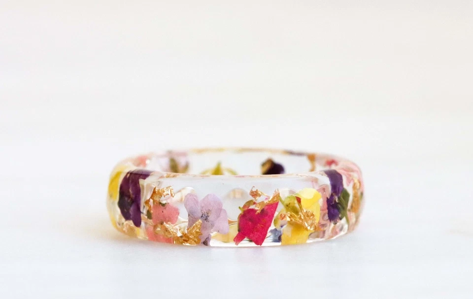 Кольцо из смолы со прессованными цветами Alyssum и серебряными хлопьями, подарок в стиле природы - Изображение 3 из 4