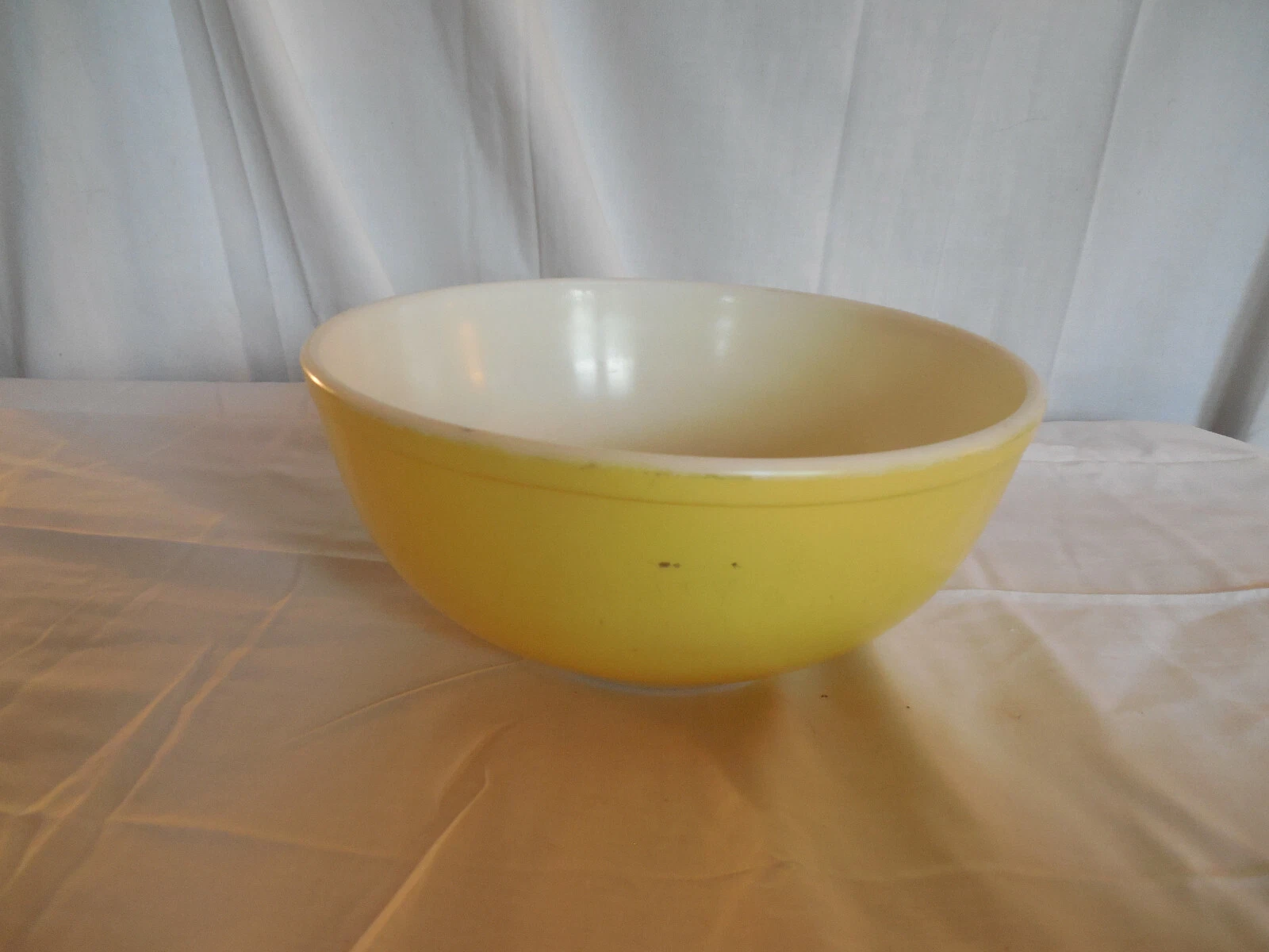 Pyrex yellow 4 quart mixing bowl #404 1950's