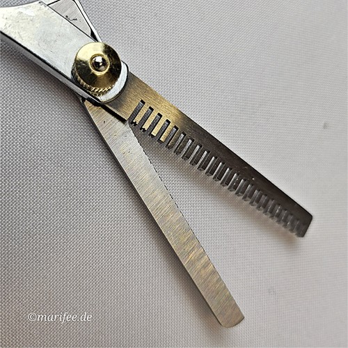 Friseurschere/ Effilierschere mit ergonomischem Griff, Haarschneideschere - Bild 18 von 19